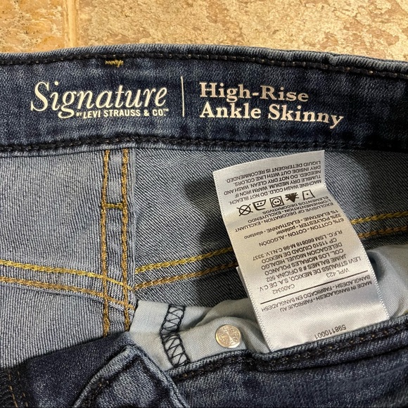 Signature Levis High Rise Ankle Skinny Jeans Raw Hemline Women’s Size 4 - Picture 3 of 9